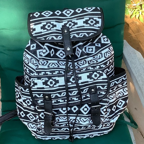 Hike,Beach,Books Black and White w Blk Trim. - Picture 2 of 12